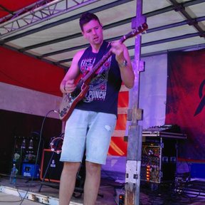 Noah von No Idea auf der Bühne beim Möschpit an der Gitarre