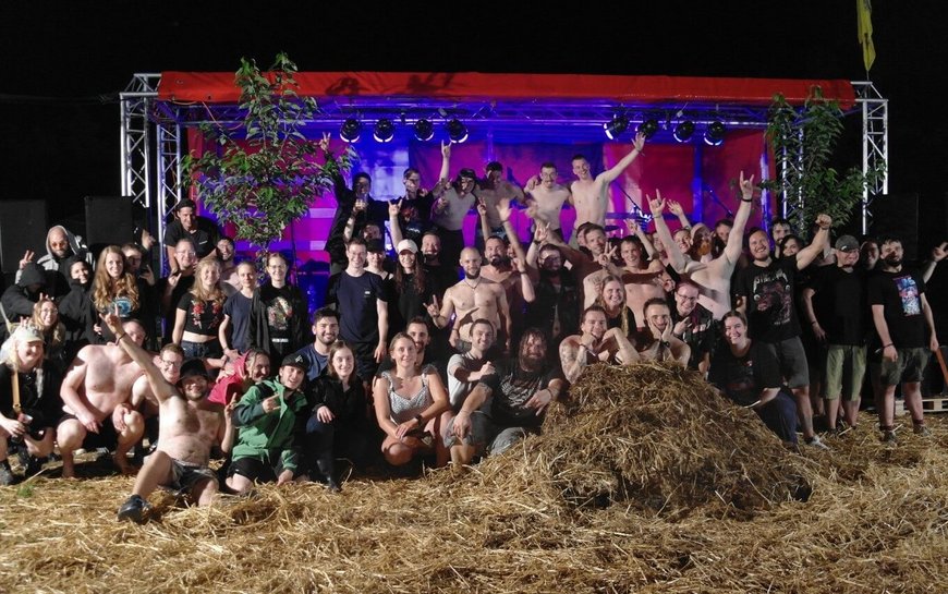 Gesamtbild von No Idea mit Publikum beim Möschpit