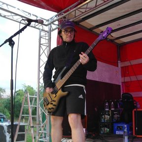 Luca von No Idea auf der Bühne beim Möschpit am Bass