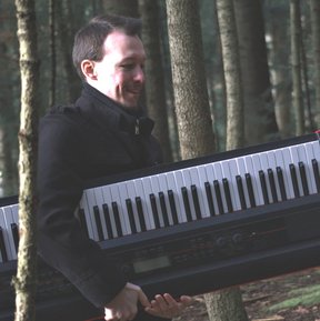 Fotoshooting 2020 Gehrmatt - Aron mit seinem Keyboard