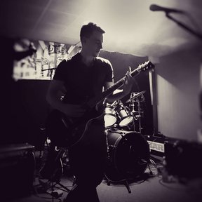 Bar zum Augenblick 29.12.18 - Raphi an der Gitarre