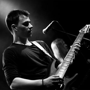 Junge Bühne - Raphi an der Gitarre