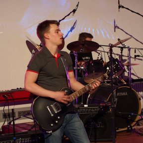 4 Hours of Music - Raphi an der Gitarre