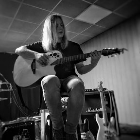 Bar zum Augenblick 29.12.18 - Maxi an der Akustik-Gitarre