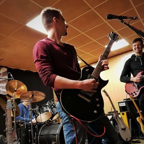 Bar zum Augenblick 29.12.18 - Raphi an der Gitarre