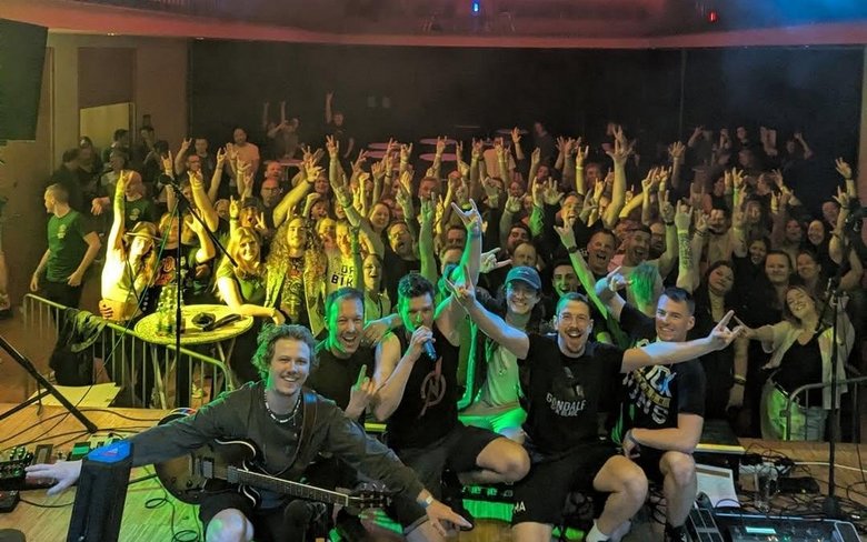 Die Band No Idea bei Bock auf Rock 2025 mit Publikum im Hintergrund