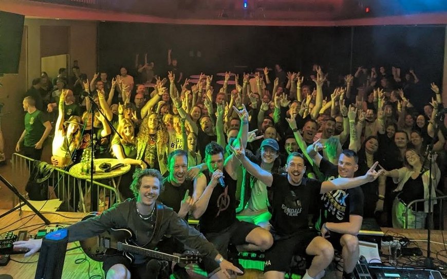 Die Band No Idea bei Bock auf Rock 2025 mit Publikum im Hintergrund