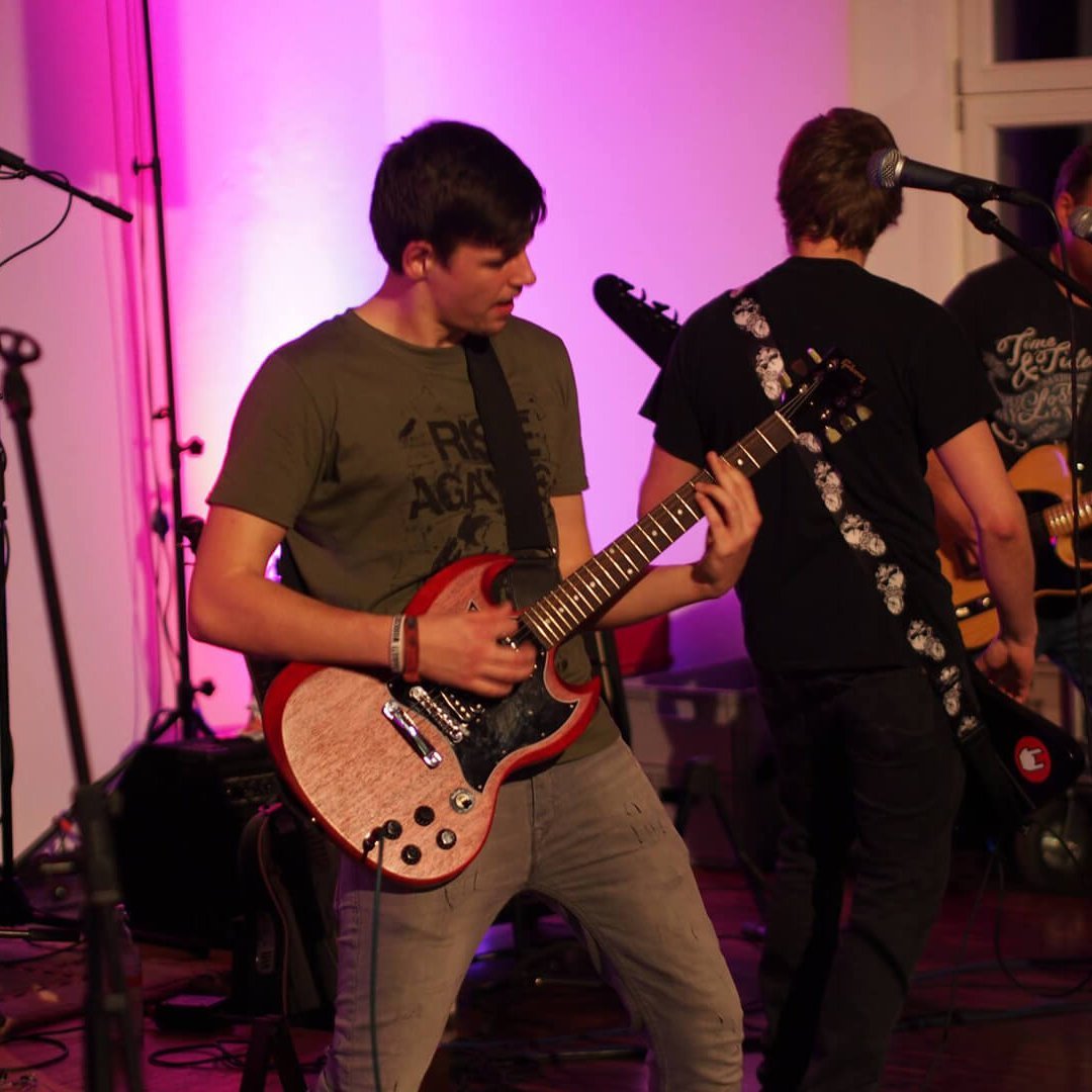 4 Hours of Music - Noah an der Gitarre