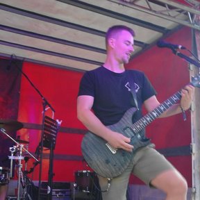 Raphi von No Idea auf der Bühne beim Möschpit an der Gitarre