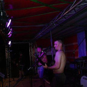 No Idea auf der Bühne beim Möschpit