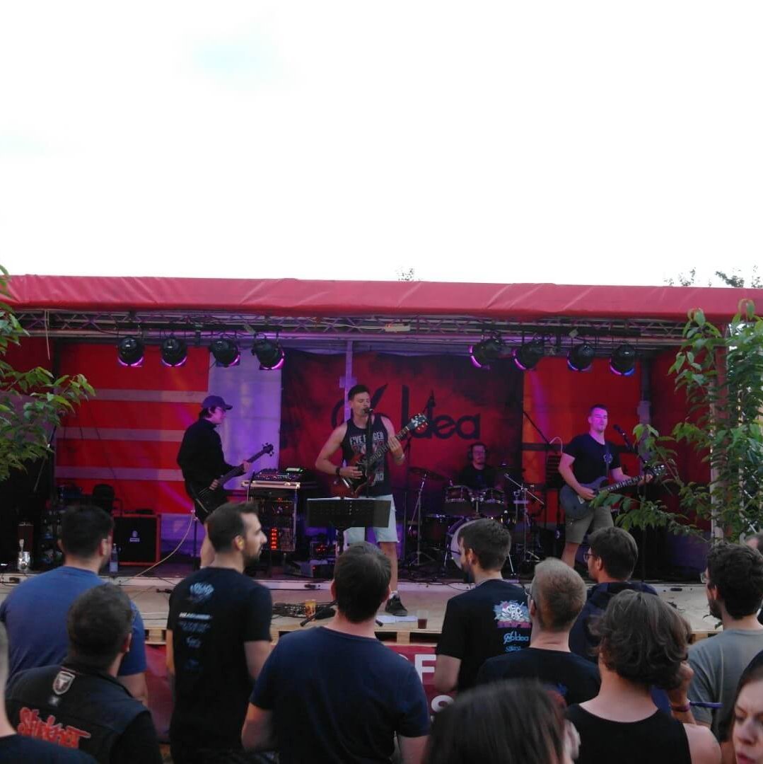 No Idea auf der Bühne beim Möschpit mit Publikum im Vordergrund