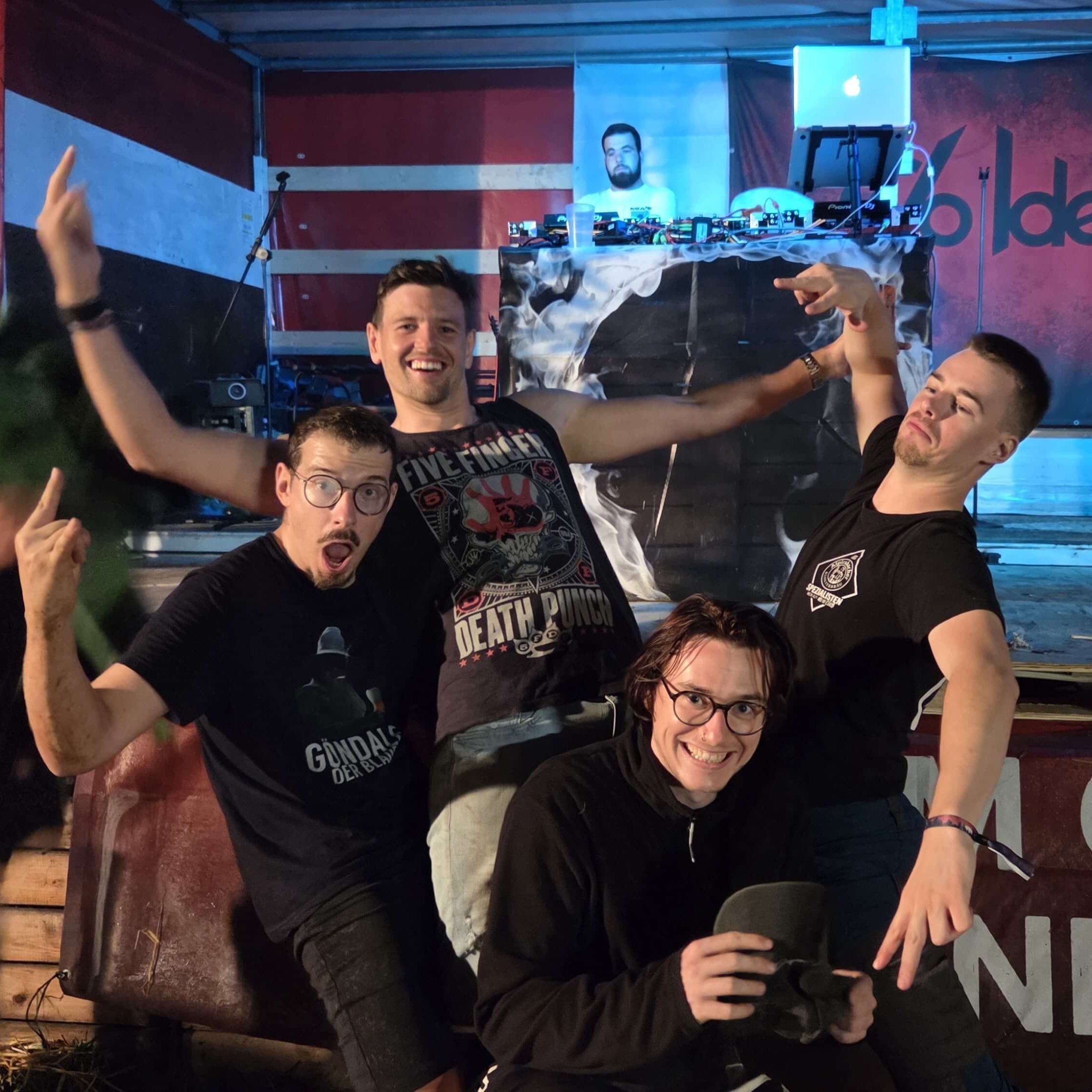 Die Band No Idea vor der Bühne des Möschpit