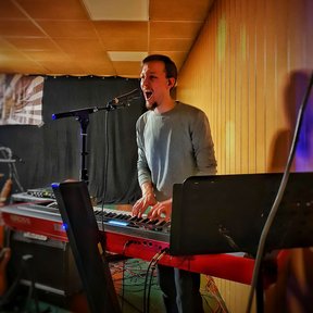 Bar zum Augenblick 29.12.18 - Aron beim Singen am Keyboard